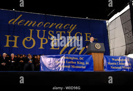 Le président américain George W. Bush prononce une allocution à la cérémonie de la Martin Luther King Jr. National Memorial, à Washington le 13 novembre 2006. (UPI Photo/Kevin Dietsch) Banque D'Images