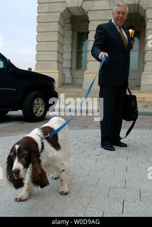 Rep. Steny Hoyer (D-MD) promène son chien Charlotte tandis que sur son chemin dans le Capitole à Washington le 14 novembre 2006.(UPI Photo/Kevin Dietsch) Banque D'Images