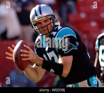 Carolina Panthers quarterback Jake Delhomme (17) se réchauffe avant le match contre les Panthers Redskins de Washington, à Fed Ex Field à Landover, Maryland le 26 novembre 2006. (UPI Photo/Kevin Dietsch) Banque D'Images