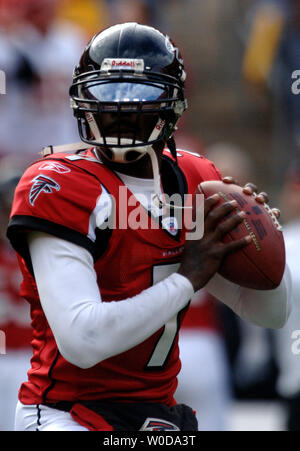 Atlanta Falcons quarterback Michael Vick se réchauffe-up avant les Falcons match contre les Redskins de Washington, à Fed Ex Field dans Largo, Maryland le 3 décembre 2006. (UPI Photo/Kevin Dietsch) Banque D'Images
