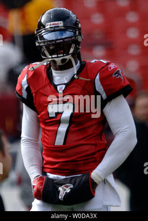 Atlanta Falcons quarterback Michael Vick se réchauffe-up avant les Falcons match contre les Redskins de Washington, à Fed Ex Field dans Largo, Maryland le 3 décembre 2006. (UPI Photo/Kevin Dietsch) Banque D'Images