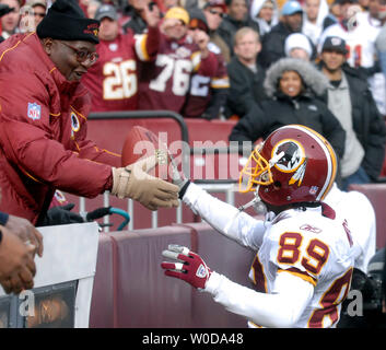 Redskins de Washington d'utiliser de nouveau Ladell Betts donne le football pour un ventilateur après une utilisation 8 verges contre les Falcons d'Atlanta, au cours du premier trimestre à Fed Ex Field dans Largo, Maryland le 3 décembre 2006. (UPI Photo/Kevin Dietsch) Banque D'Images