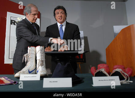 L'acteur et réalisateur Sylvester Stallone et directeur de la Smithsonian's National Museum of American History de signer les papiers pour Stallone de faire don d'objets de l'Academy Award-winning 'Rocky' Films au Museum de Washington le 5 décembre 2006. (Photo d'UPI/Roger L. Wollenberg) Banque D'Images