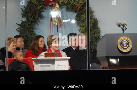 Le président américain George W. Bush (R) et de la Première dame Laura Bush rire en Père Noël prend la parole pendant le spectacle de Noël de la paix Cérémonie d'illumination de l'arbre de Noël National et à Washington le 7 décembre 2006. (Photo d'UPI/Alexis C. Glenn) Banque D'Images