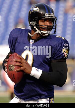 Baltimore Ravens' quarterback Steve McNair se réchauffe-up avant le match contre les Ravens, Cleveland Browns à M & T Bank Stadium à Baltimore, Maryland le 17 décembre 2006. (UPI Photo/Kevin Dietsch) Banque D'Images