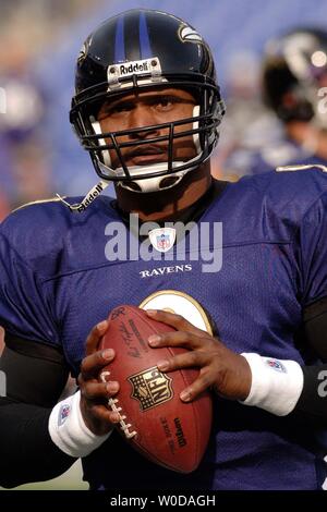 Baltimore Ravens' quarterback Steve McNair se réchauffe-up avant le match contre les Ravens, Cleveland Browns à M & T Bank Stadium à Baltimore, Maryland le 17 décembre 2006. (UPI Photo/Kevin Dietsch) Banque D'Images