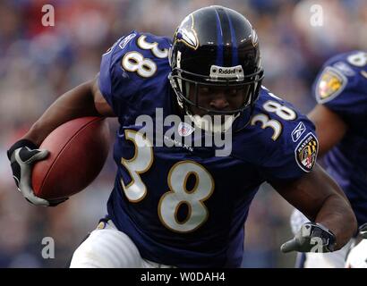 Ravens de Baltimore d'utiliser de nouveau Mike Anderson s'exécute pour un gain à court contre les Browns de Cleveland, au cours du deuxième trimestre contre l à M & T Bank Stadium à Baltimore, Maryland le 17 décembre 2006. (UPI Photo/Kevin Dietsch) Banque D'Images