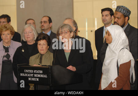 Directeur de l'United States Holocaust Memorial Museum Sara Bloomfield parle lors d'une conférence de presse dans le hall du Musée du Souvenir à l'honneur publiquement les victimes de l'Holocauste, à Washington le 20 décembre 2006. Les participants de la conférence de presse : Tous les membres de la société musulmane Zone Dulles (ADAMS) et les survivants de l'holocauste qui s'est prononcée contre l'Iran's récente conférence d'explorer la validité de l'Holocauste Nazi. (Photo d'UPI/Alexis C. Glenn) Banque D'Images