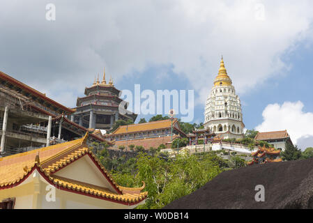 Les sept niveaux de la Pagode 1000 Bouddhas au Temple de Kek Lok Si. L'île de Penang, Penang, Malaisie, Asie du Sud-Est, Asie Banque D'Images