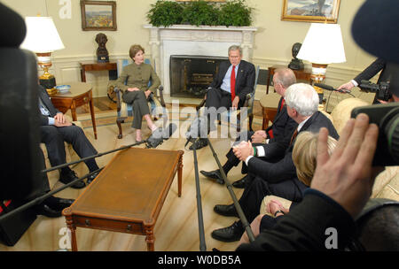 La Première dame Laura Bush, le président américain George W. Bush, Rép. Buck McKeon, R-CA, Rép. George Miller, D-CA, et à l'éducation Margaret Spellings Secrétaire (sens horaire à partir de la gauche) s'est réuni pour discuter de la loi No Child Left Behind Act dans le bureau ovale de la Maison Blanche à Washington le 8 janvier 2007. (Photo d'UPI/Roger L. Wollenberg) Banque D'Images