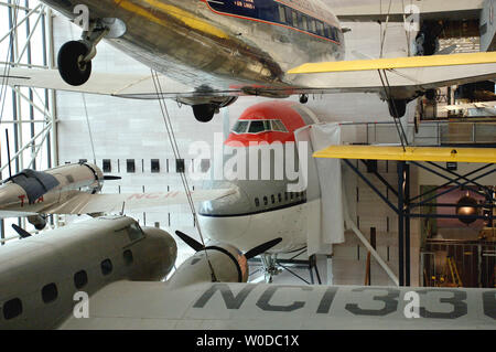 Les travaux se poursuivent sur un Boeing 747 d'affichage du fuselage au Smithsonian Air and Space Museum de Washington, le 25 janvier 2007. Il est juxtaposé par un Douglas DC-3 (haut) et Boeing 247 (ci-dessous), salué comme le premier avion de ligne moderne en 1933. Le Jumbo jet 747 a d'abord été produit commercialement et piloté en 1970. L'exposition est prévue pour six mois. (Photo d'UPI/Pat Benic) Banque D'Images