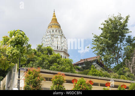 Les sept niveaux de la Pagode 1000 Bouddhas au Temple de Kek Lok Si. L'île de Penang, Penang, Malaisie, Asie du Sud-Est, Asie Banque D'Images