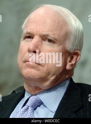 Le sénateur John McCain (R-AZ) assiste à une audience du Comité des forces armées du Sénat sur le budget militaire de l'EF 2008 demandes, à Washington le 6 février 2007. (UPI Photo/Kevin Dietsch) Banque D'Images