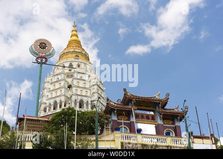 Les sept niveaux de la Pagode 1000 Bouddhas au Temple de Kek Lok Si. L'île de Penang, Penang, Malaisie, Asie du Sud-Est, Asie Banque D'Images