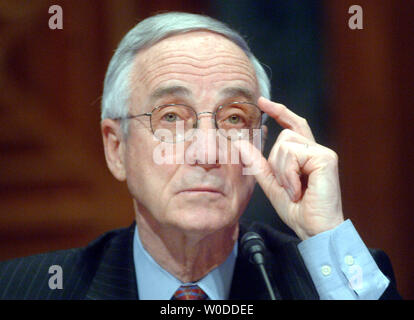Secrétaire adjoint de la Défense, Gordon England témoigne d'une audience du Comité du budget du Sénat sur l'exercice 2008 de la Présidente demande de budget de la défense à Washington le 1 mars 2007. (UPI Photo/Kevin Dietsch) Banque D'Images