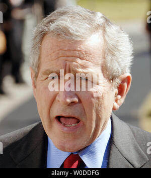 Le président américain George W. Bush exprime ses condoléances aux victimes de tornades qui ont frappé hier dans le sud des États-Unis au cours d'une déclaration avant de partir de la pelouse Sud de la Maison Blanche le 2 mars 2007. Bush a déclaré qu'il irait à la Géorgie et l'Alabama pour demain. (Photo d'UPI/Roger L. Wollenberg) Banque D'Images