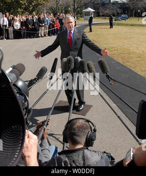 Le président américain George W. Bush exprime ses condoléances aux victimes de tornades qui ont frappé hier dans le sud des États-Unis au cours d'une déclaration avant de partir de la pelouse Sud de la Maison Blanche le 2 mars 2007. Bush a déclaré qu'il irait à la Géorgie et l'Alabama pour demain. (Photo d'UPI/Roger L. Wollenberg) Banque D'Images