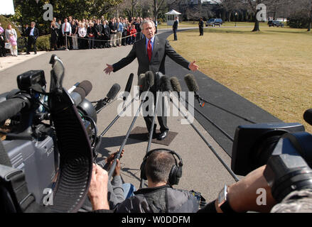 Le président américain George W. Bush exprime ses condoléances aux victimes de tornades qui ont frappé hier dans le sud des États-Unis au cours d'une déclaration avant de partir de la pelouse Sud de la Maison Blanche le 2 mars 2007. Bush a déclaré qu'il irait à la Géorgie et l'Alabama pour demain. (Photo d'UPI/Roger L. Wollenberg) Banque D'Images