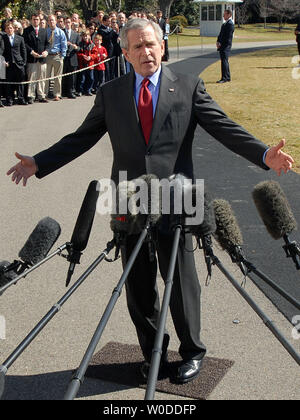 Le président américain George W. Bush exprime ses condoléances aux victimes de tornades qui ont frappé hier dans le sud des États-Unis au cours d'une déclaration avant de partir de la pelouse Sud de la Maison Blanche le 2 mars 2007. Bush a déclaré qu'il irait à la Géorgie et l'Alabama pour demain. (Photo d'UPI/Roger L. Wollenberg) Banque D'Images