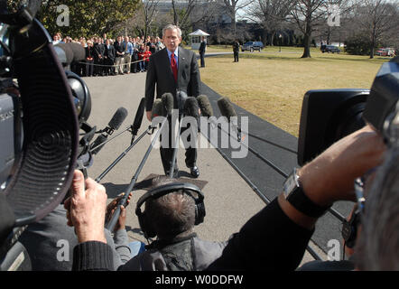 Le président américain George W. Bush exprime ses condoléances aux victimes de tornades qui ont frappé hier dans le sud des États-Unis au cours d'une déclaration avant de partir de la pelouse Sud de la Maison Blanche le 2 mars 2007. Bush a déclaré qu'il irait à la Géorgie et l'Alabama pour demain. (Photo d'UPI/Roger L. Wollenberg) Banque D'Images