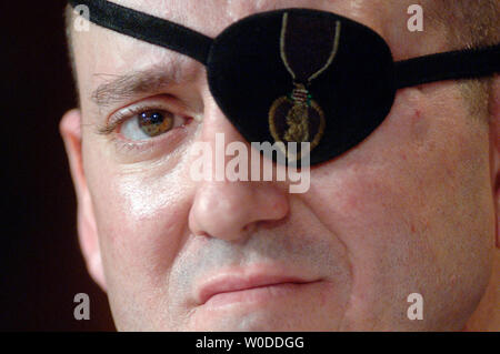 Le sergent-major de l'armée. Daniel John Shannon, qui a perdu son œil dans les opérations de combat en Irak et ont reçu un traitement au Walter Reed Army Medical Center, témoigne d'un contrôle de la Chambre et la réforme du gouvernement audience de comité sur les soins et les conditions des soldats blessés au Walter Reed, à Washington au Walter Reed Army Medical Center le 5 mars 2007. (UPI Photo/Kevin Dietsch) Banque D'Images