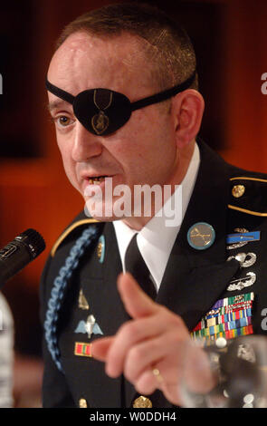 Le sergent-major de l'armée. Daniel John Shannon, qui a perdu son œil dans les opérations de combat en Irak et ont reçu un traitement au Walter Reed Army Medical Center, témoigne d'un contrôle de la Chambre et la réforme du gouvernement audience de comité sur les soins et les conditions des soldats blessés au Walter Reed, à Washington au Walter Reed Army Medical Center le 5 mars 2007. (UPI Photo/Kevin Dietsch) Banque D'Images