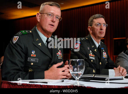 Army Surgeon General Le lieutenant général Kevin C. Kiley (L) et l'ancien commandant général du Walter Reed Army Medical Center Le Major-général George Weightman témoigner devant un comité de surveillance et de la réforme de l'Etat Audience sur les soins et les conditions des soldats blessés au Walter Reed, à Washington au Walter Reed Army Medical Center le 5 mars 2007. (UPI Photo/Kevin Dietsch) Banque D'Images