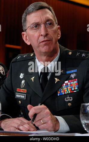 L'ancien commandant général du Walter Reed Army Medical Center Le Major-général George Weightman témoigner devant un comité de surveillance et de la réforme de l'Etat Audience sur les soins et les conditions des soldats blessés au Walter Reed, à Washington au Walter Reed Army Medical Center le 5 mars 2007. (UPI Photo/Kevin Dietsch) Banque D'Images