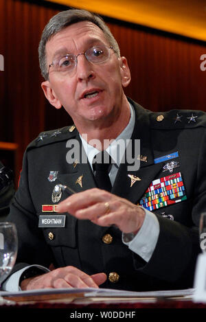 L'ancien commandant général du Walter Reed Army Medical Center Le Major-général George Weightman témoigner devant un comité de surveillance et de la réforme de l'Etat Audience sur les soins et les conditions des soldats blessés au Walter Reed, à Washington au Walter Reed Army Medical Center le 5 mars 2007. (UPI Photo/Kevin Dietsch) Banque D'Images