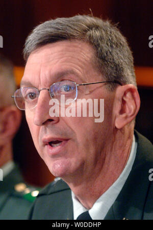 L'ancien commandant général du Walter Reed Army Medical Center Le Major-général George Weightman témoigne devant un contrôle de la Chambre et la réforme du gouvernement audience de comité sur les soins et les conditions des soldats blessés au Walter Reed, à Washington au Walter Reed Army Medical Center le 5 mars 2007. (UPI Photo/Kevin Dietsch) Banque D'Images