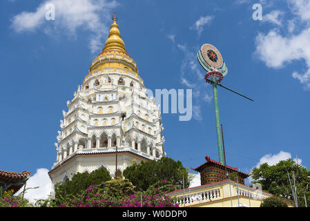 Les sept niveaux de la Pagode 1000 Bouddhas au Temple de Kek Lok Si. L'île de Penang, Penang, Malaisie, Asie du Sud-Est, Asie Banque D'Images