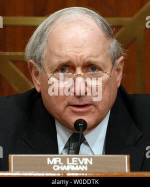 Le sénateur Carl Levin, D-MI, préside une audience du Comité des forces armées du Sénat sur les soins, les conditions de vie, et l'administration de l'externe à Walter Reed Army Medical Center sur la colline du Capitole à Washington le 6 mars 2007. (Photo d'UPI/Roger L. Wollenberg) Banque D'Images