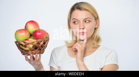 Bonne tartes aux pommes partie considérable de bonheur domestique. Woman hold les pommes. La cuisson de la tarte aux pommes. Délicieuses recettes. Trouver des idée de cuisiner. Fille en direct la vie en bonne santé. Fruits bio Apple. Manger sain. Banque D'Images