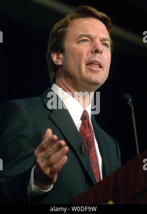 Candidat à la présidence John Edwards aborde la Communications Workers of America (CWA) Legislative-Political, conférence nationale à Washington le 27 mars 2007. (UPI Photo/Kevin Dietsch) Banque D'Images