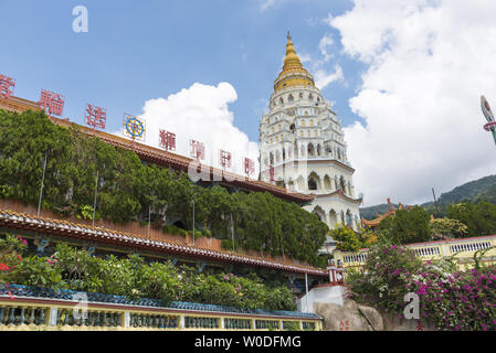 Les sept niveaux de la Pagode 1000 Bouddhas au Temple de Kek Lok Si. L'île de Penang, Penang, Malaisie, Asie du Sud-Est, Asie Banque D'Images