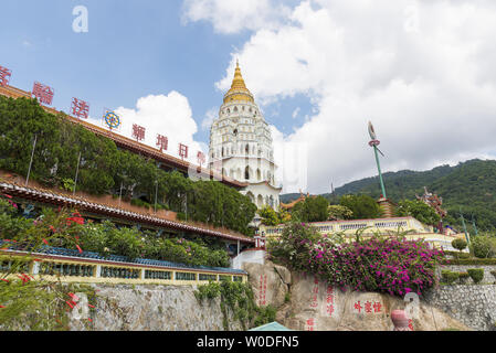 Les sept niveaux de la Pagode 1000 Bouddhas au Temple de Kek Lok Si. L'île de Penang, Penang, Malaisie, Asie du Sud-Est, Asie Banque D'Images