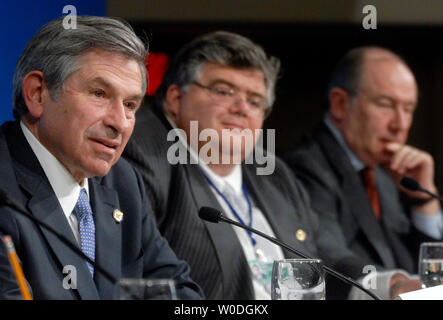 Le Président de la Banque mondiale, Paul Wolfowitz (L) , le secrétaire mexicain des Finances Agustin Carstens (C) et le Fonds monétaire international (FMI), Rodrigo de Rato, directeur général de parler aux représentants des médias lors d'un point de presse sur le dernier jour de la FMI/Banque mondiale, les réunions de printemps à Washington le 15 avril, 2007. (UPI Photo/Kevin Dietsch) Banque D'Images