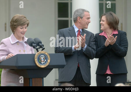 Le président américain George W. Bush partage un rire avec le professeur de l'année tandis que Andrea Peterson la Première dame Laura Bush prononce une allocution, lors d'une cérémonie honorant Peterson à la Maison Blanche à Washington le 26 avril 2007. Peterson est un professeur de musique à l'école élémentaire de Monte Cristo à Granite Falls, Washington. (UPI Photo/Kevin Dietsch) Banque D'Images