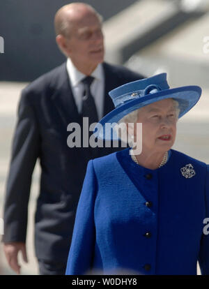 La Grande-Bretagne La reine Elizabeth II et le Prince Philip, duc d'Édimbourg visite du monument commémoratif de la Seconde Guerre mondiale à Washington le 8 mai 2007. La Reine est le dernier jour de sa visite de six jours en Amérique latine. (UPI Photo/Kevin Dietsch) Banque D'Images