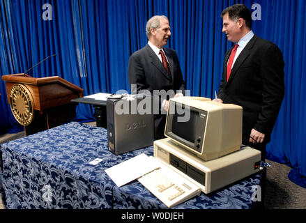 Président et chef de la direction de Dell Inc. Michael Dell (L) parle au directeur du Musée National d'Histoire Américaine Brent Glass lors d'une cérémonie de don au Smithsonian Institute, à Washington le 9 mai 2007. Dell Inc. fait don d'une collection de documents relatifs à l'histoire de l'entreprise, y compris les ordinateurs datant de 1985, au Smithsonian National Museum of American History. (UPI Photo/Kevin Dietsch) Banque D'Images