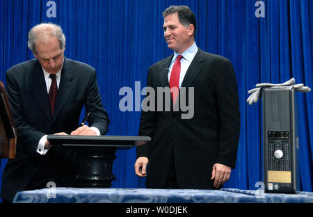 Directeur du Musée National d'Histoire Américaine Brent Glass (L) signe une lettre de don alors que le président et chef de la direction de Dell Inc. Dell Michael montres sur, à une cérémonie de don au Smithsonian Institute, à Washington le 9 mai 2007. Dell Inc. fait don d'une collection de documents relatifs à l'histoire de l'entreprise, y compris les ordinateurs datant de 1985, au Smithsonian National Museum of American History. (UPI Photo/Kevin Dietsch) Banque D'Images