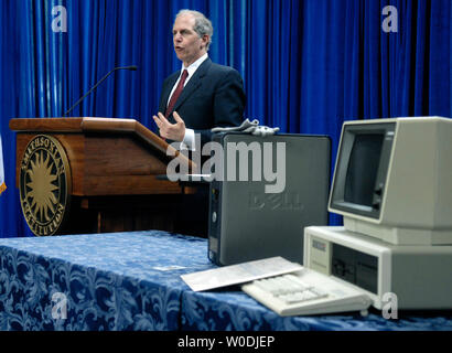 Directeur du Musée National d'Histoire Américaine Brent Glass parle lors d'une cérémonie de don au Smithsonian Institute à Washington le 9 mai 2007. Dell Inc. fait don d'une collection de documents relatifs à l'histoire de l'entreprise, y compris les ordinateurs datant de 1985, au Smithsonian National Museum of American History. (UPI Photo/Kevin Dietsch) Banque D'Images