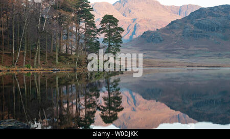 Automne Automne magnifique lever de soleil sur l'animé Blea Tarn dans le Lake District et le soulever avec The Langdales dans la distance Banque D'Images