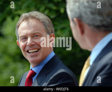 Le Premier ministre britannique Tony Blair rit comme il et le président américain George W. Bush parler aux médias dans la roseraie de la Maison Blanche après qu'est susceptible de leur dernière réunion en tant que chefs d'État à Washington le 17 mai 2007. Blair a annoncé sa démission et quittera ses fonctions le 27 juin. (Photo d'UPI/Roger L. Wollenberg) Banque D'Images