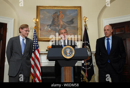 Le président américain George W. Bush, Robert Zoellick annonce que son choix d'être le prochain président de la Banque mondiale de la Roosevelt Room de la Maison Blanche le 30 mai 2007. Zoellick est un ancien sous-secrétaire d'État et le représentant américain au commerce. À droite est le secrétaire au Trésor, Henry Paulson. (Photo d'UPI/Roger L. Wollenberg) Banque D'Images