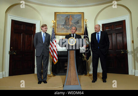 Le président américain George W. Bush, Robert Zoellick annonce que son choix d'être le prochain président de la Banque mondiale de la Roosevelt Room de la Maison Blanche le 30 mai 2007. Zoellick est un ancien sous-secrétaire d'État et le représentant américain au commerce. À droite est le secrétaire au Trésor, Henry Paulson. (Photo d'UPI/Roger L. Wollenberg) Banque D'Images