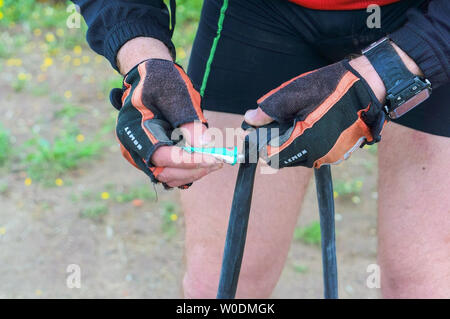 Le cycliste mettre un patch sur le vélo, l'étanchéité de l'appareil photo appareil photo Location crevé, région de Kaliningrad, Russie, 19 mai, 2019 Banque D'Images