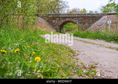 Ancien viaduc en pierre voûtée, un pont ferroviaire sur la route Banque D'Images