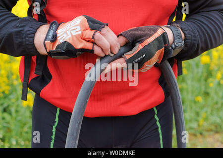 Le cycliste mettre un patch sur le vélo, l'étanchéité de l'appareil photo appareil photo Location crevé, région de Kaliningrad, Russie, 19 mai, 2019 Banque D'Images