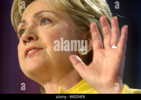 Le candidat démocrate à la Sénatrice Hillary Rodham Clinton (D-NY) prend la parole à l '2007 Take Back America' conférence organisée par la campagne pour l'avenir de l'Amérique, à Washington, le 20 juin 2007. (UPI Photo/Kevin Dietsch) Banque D'Images